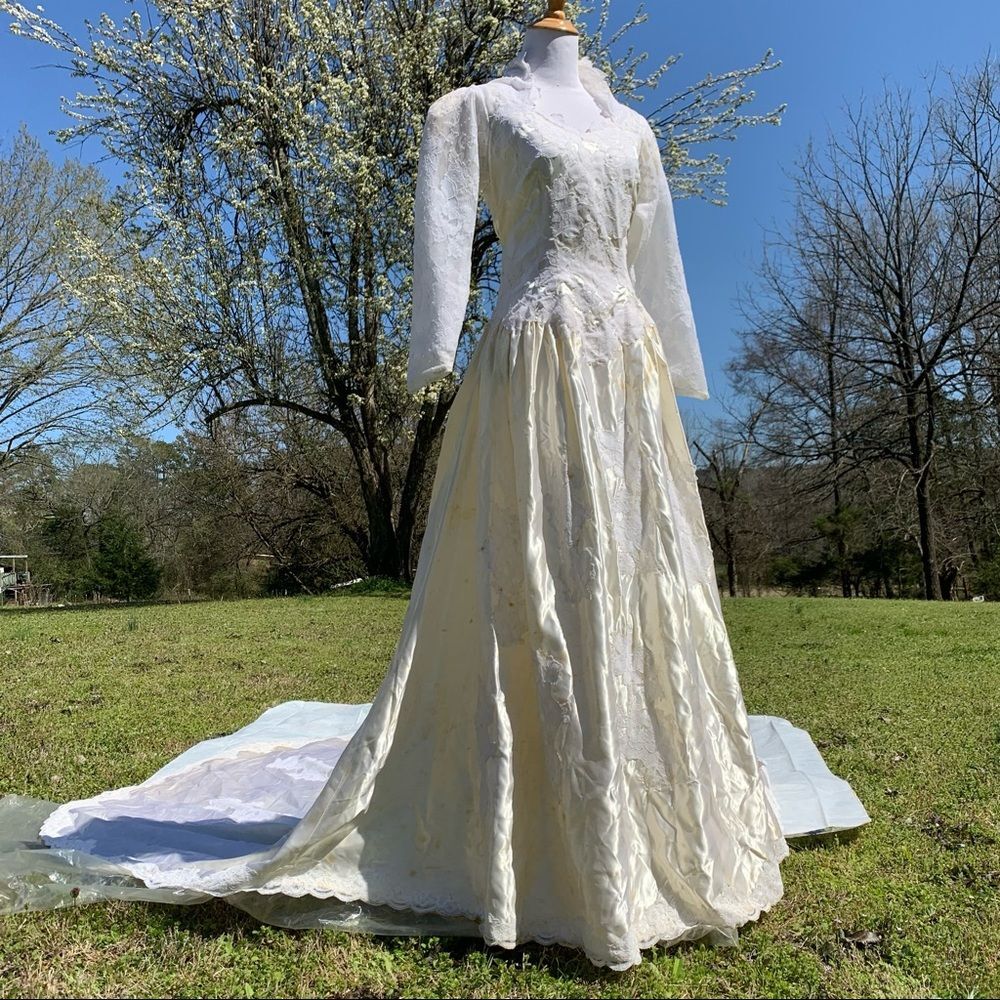 Vintage Off-White Floral Appliqué Long Train Wedding Dress